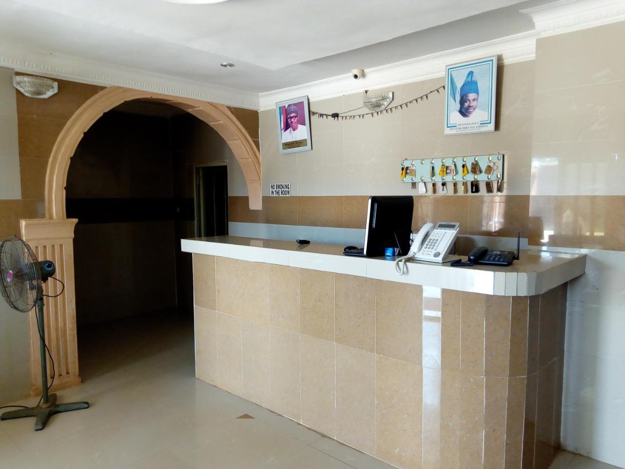 Gen-Preston Hotel And Suites Papalanto Bagian luar foto