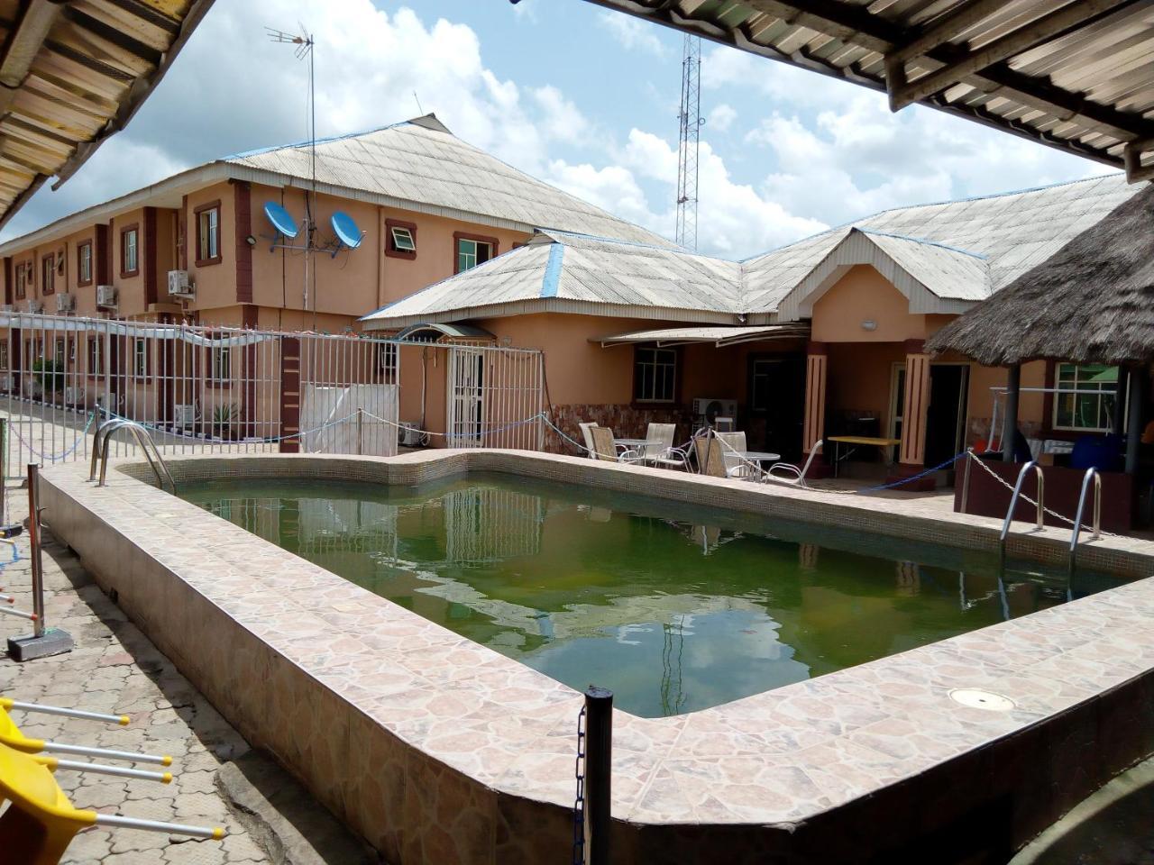 Gen-Preston Hotel And Suites Papalanto Bagian luar foto