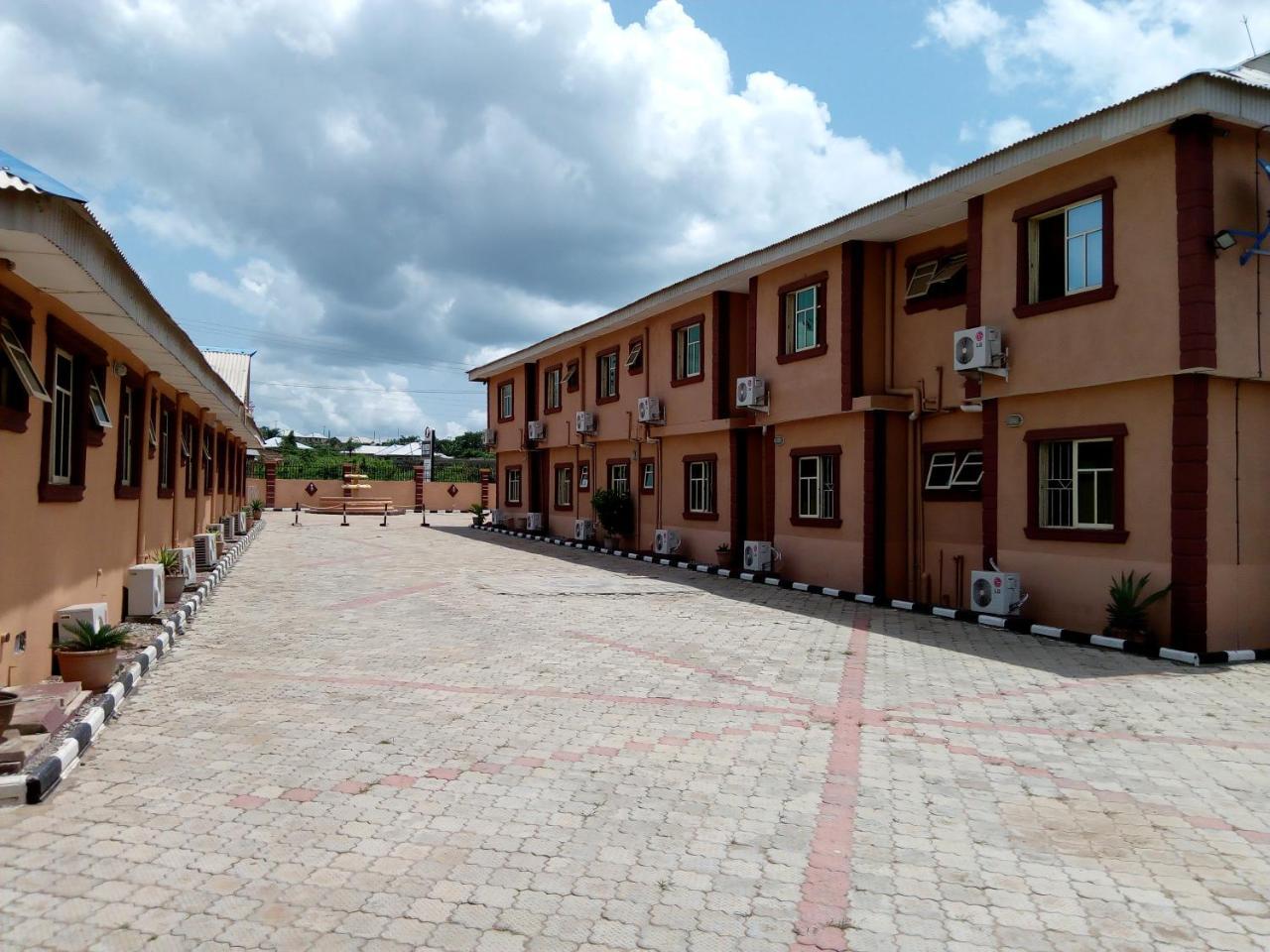 Gen-Preston Hotel And Suites Papalanto Bagian luar foto